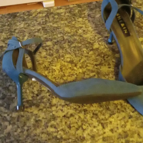 She & In heels - Picture 2 of 5